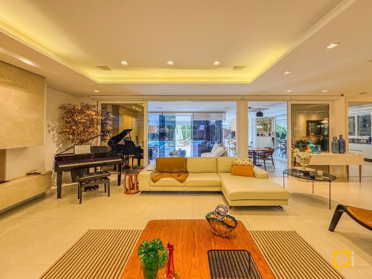 Casa de Condomínio com 890m², 10 quartos (sendo 5 suítes), 6 garagens, no bairro Jurerê Internacional em Florianópolis