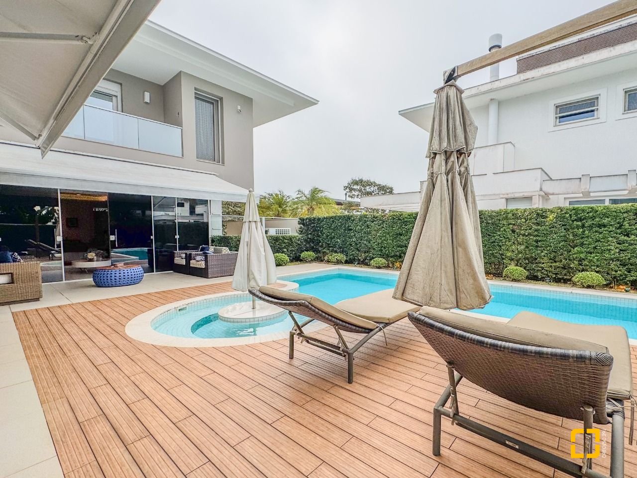 Casa de Condomínio com 890m², 10 quartos (sendo 5 suítes), 6 garagens, no bairro Jurerê Internacional em Florianópolis