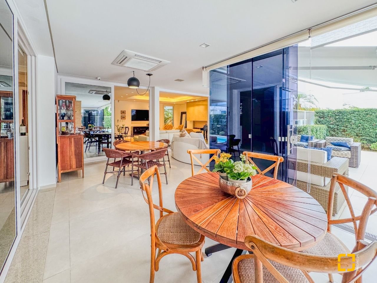 Casa de Condomínio com 890m², 5 quartos (sendo 5 suítes), 6 garagens, no bairro Jurerê Internacional em Florianópolis