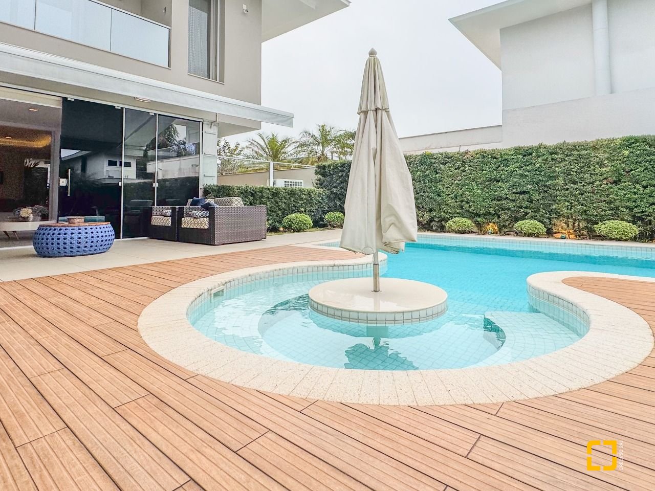 Casa de Condomínio com 890m², 5 quartos (sendo 5 suítes), 6 garagens, no bairro Jurerê Internacional em Florianópolis