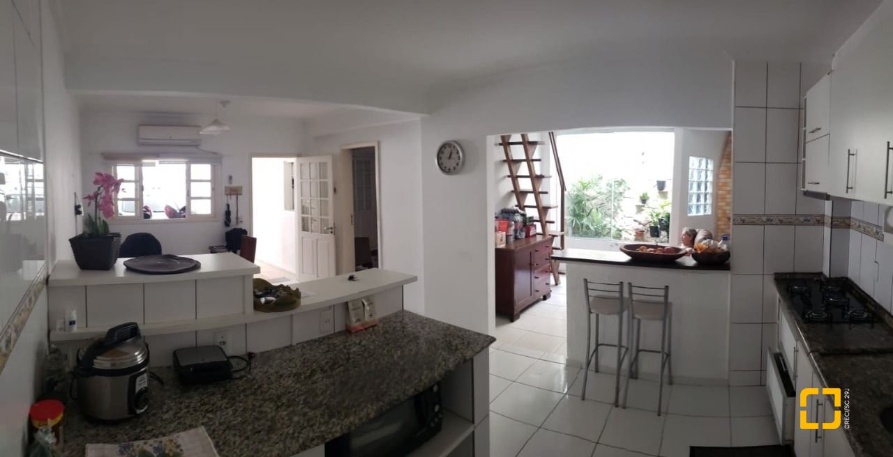 Casa com 150m², 6 quartos (sendo 2 suítes), 2 garagens, no bairro Vargem do Bom Jesus em Florianópolis