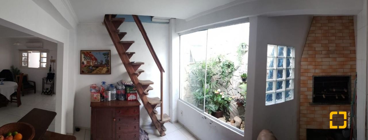 Casa com 150m², 6 quartos (sendo 2 suítes), 2 garagens, no bairro Vargem do Bom Jesus em Florianópolis
