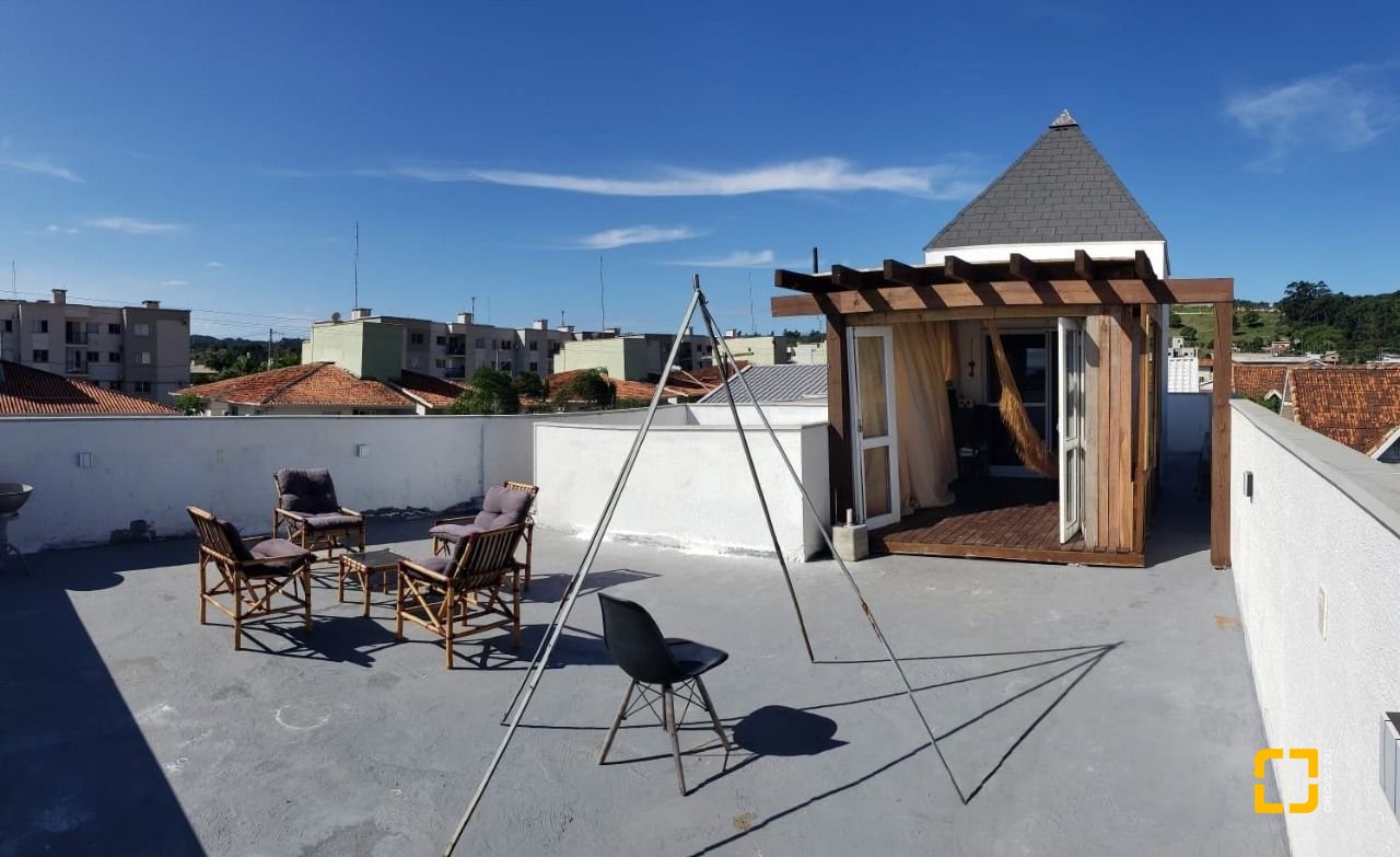 Casa com 150m², 6 quartos (sendo 2 suítes), 2 garagens, no bairro Vargem do Bom Jesus em Florianópolis