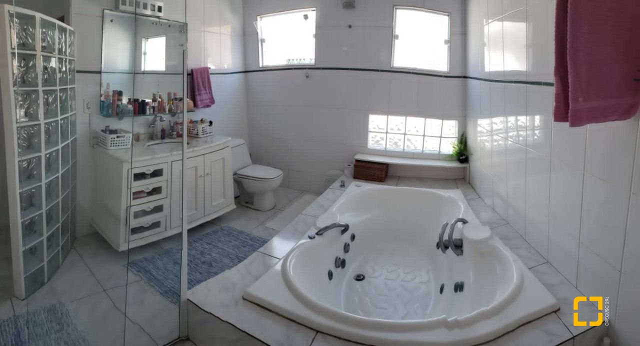 Casa com 150m², 6 quartos (sendo 2 suítes), 2 garagens, no bairro Vargem do Bom Jesus em Florianópolis