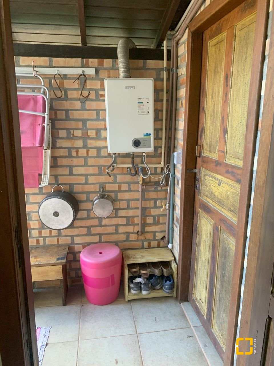 Casa com 157m², 4 quartos (sendo 1 suíte), 4 garagens, no bairro Campeche em Florianópolis