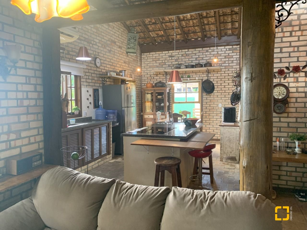 Casa com 157m², 4 quartos (sendo 1 suíte), 4 garagens, no bairro Campeche em Florianópolis