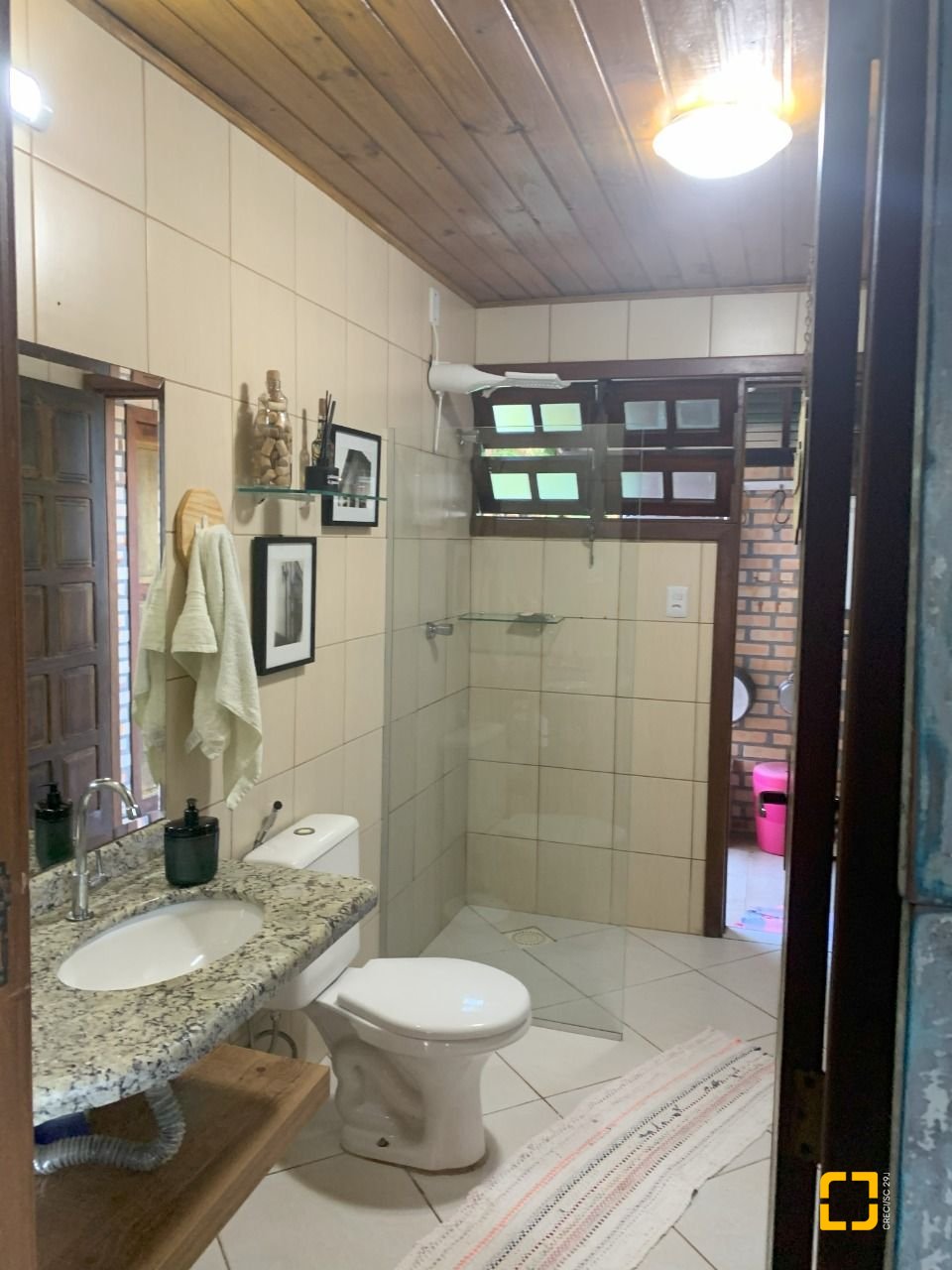 Casa com 157m², 4 quartos (sendo 1 suíte), 4 garagens, no bairro Campeche em Florianópolis