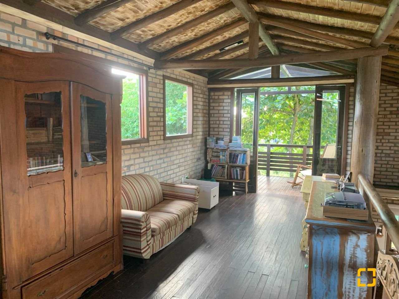Casa com 157m², 4 quartos (sendo 1 suíte), 4 garagens, no bairro Campeche em Florianópolis