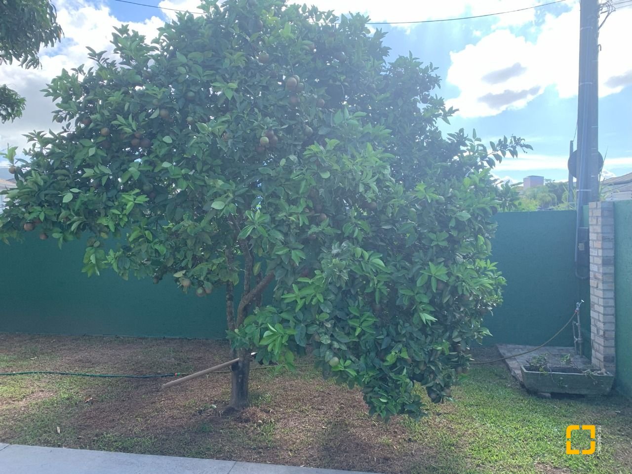 Casa com 157m², 4 quartos (sendo 1 suíte), 4 garagens, no bairro Campeche em Florianópolis