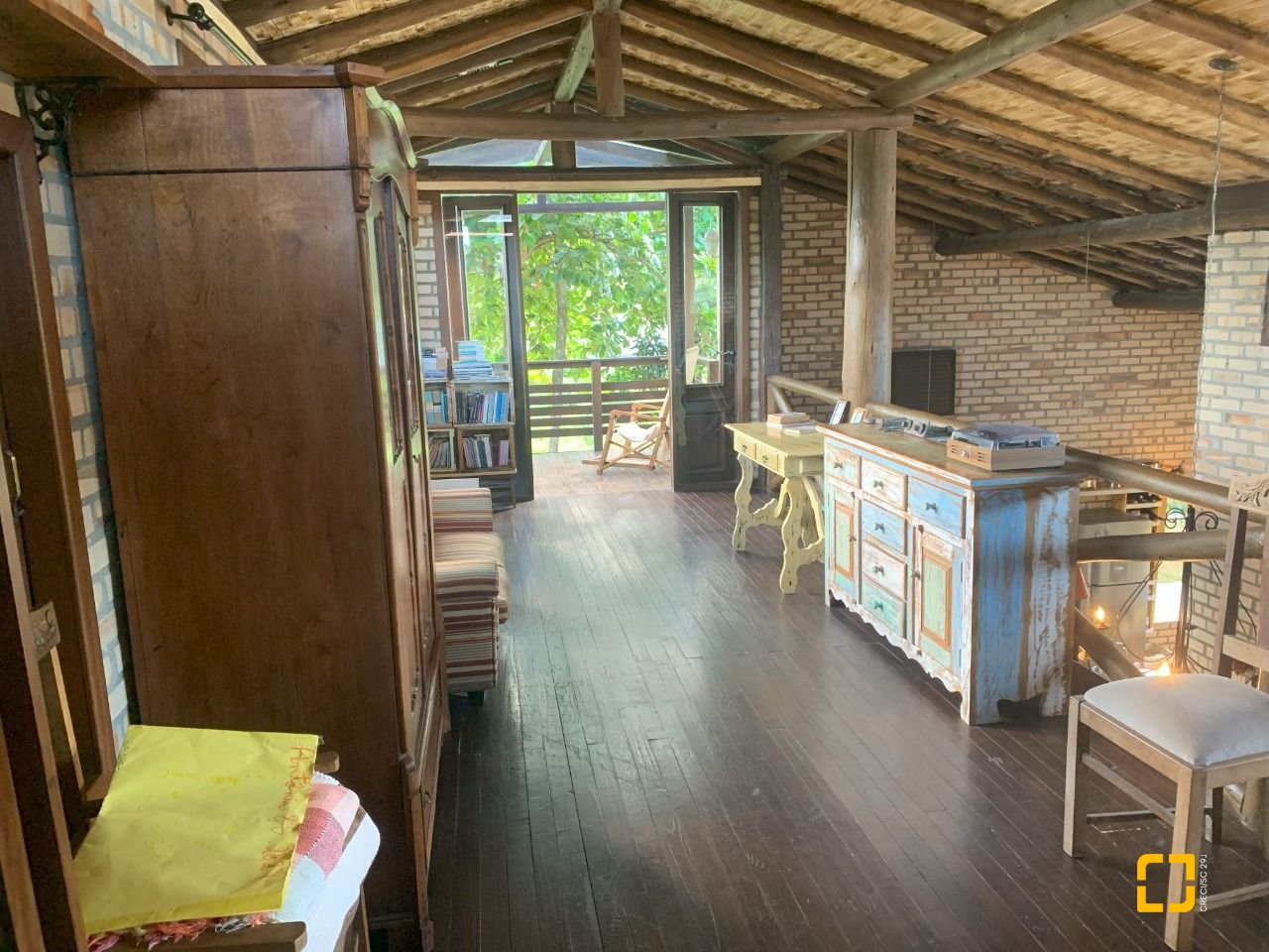 Casa com 157m², 4 quartos (sendo 1 suíte), 4 garagens, no bairro Campeche em Florianópolis