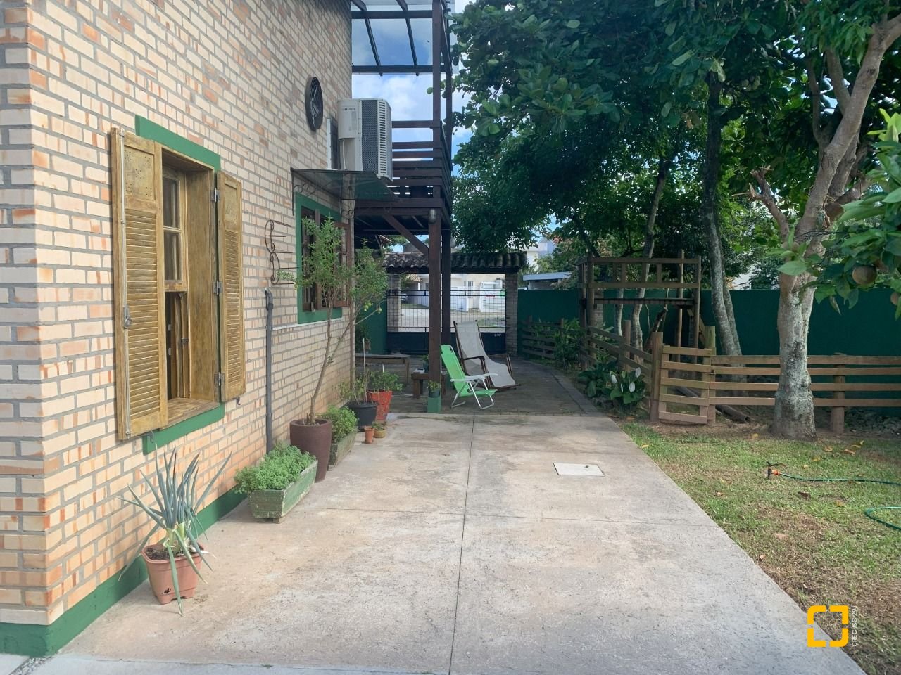 Casa com 157m², 4 quartos (sendo 1 suíte), 4 garagens, no bairro Campeche em Florianópolis