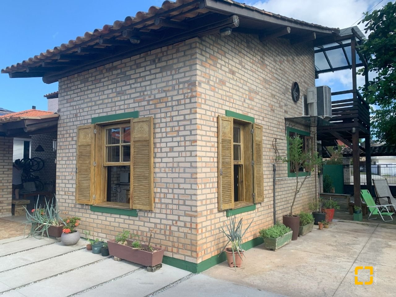 Casa com 157m², 4 quartos (sendo 1 suíte), 4 garagens, no bairro Campeche em Florianópolis
