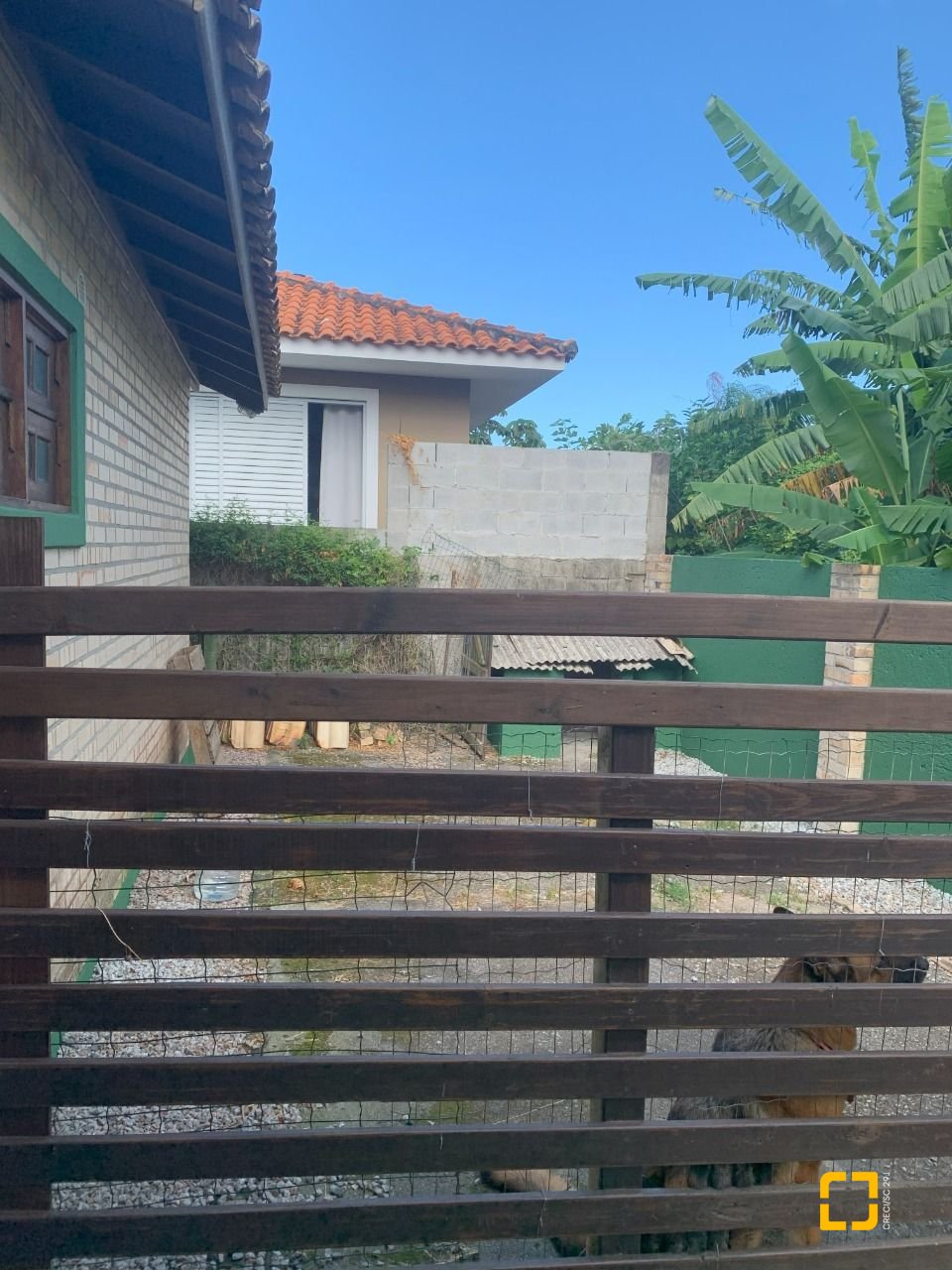 Casa com 157m², 4 quartos (sendo 1 suíte), 4 garagens, no bairro Campeche em Florianópolis