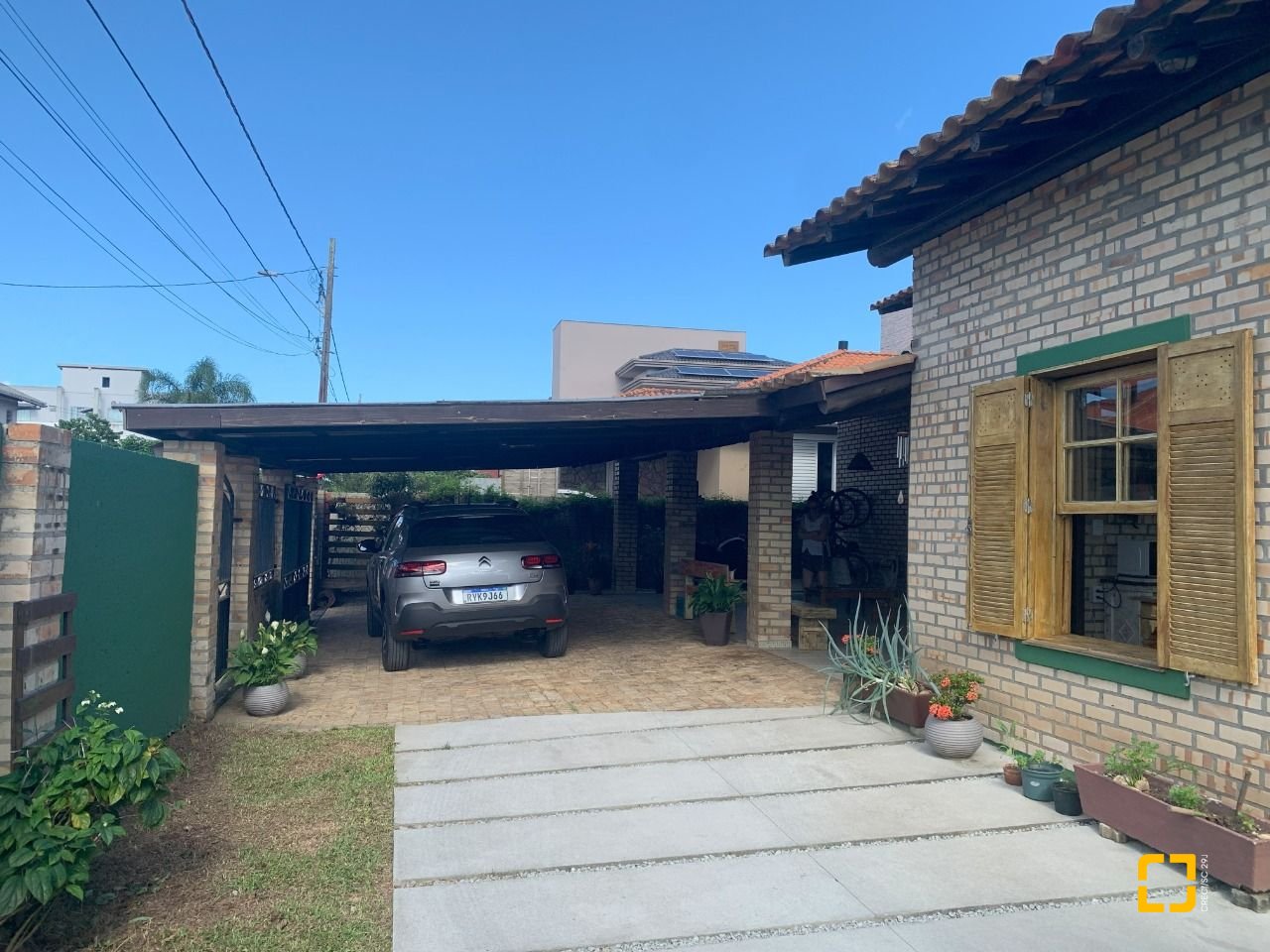 Casa com 157m², 4 quartos (sendo 1 suíte), 4 garagens, no bairro Campeche em Florianópolis