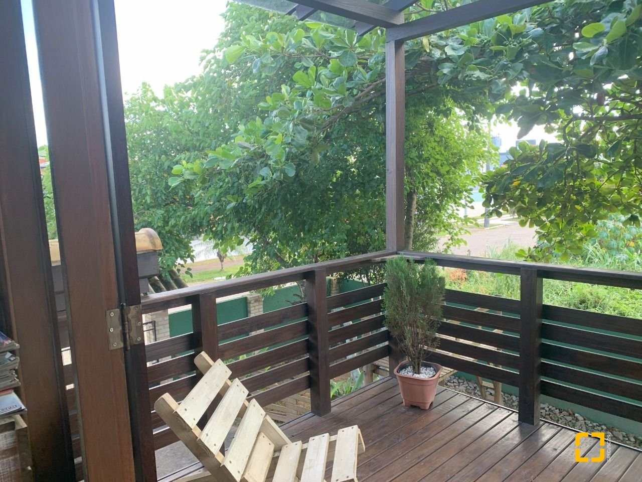Casa com 157m², 4 quartos (sendo 1 suíte), 4 garagens, no bairro Campeche em Florianópolis