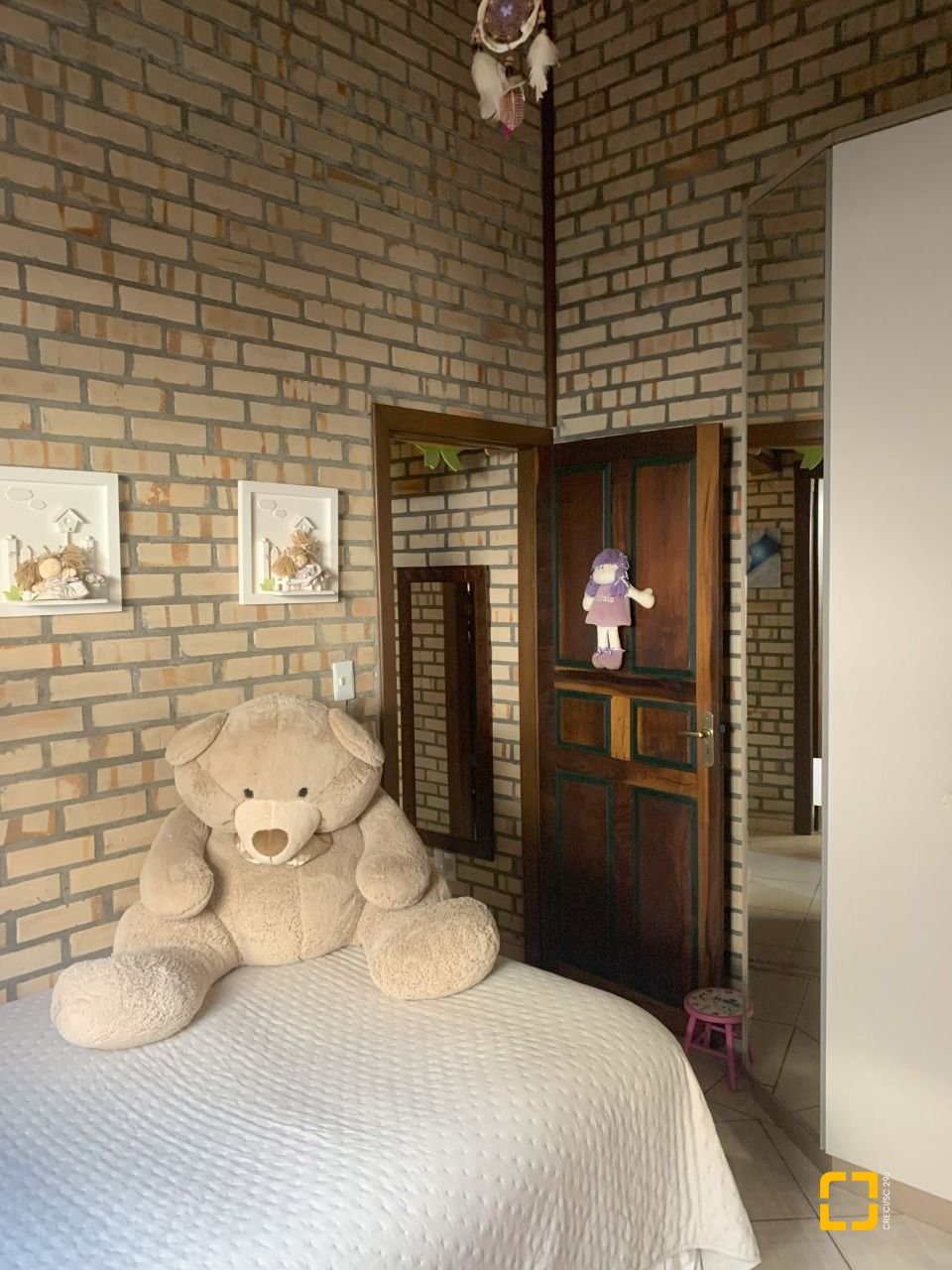 Casa com 157m², 4 quartos (sendo 1 suíte), 4 garagens, no bairro Campeche em Florianópolis