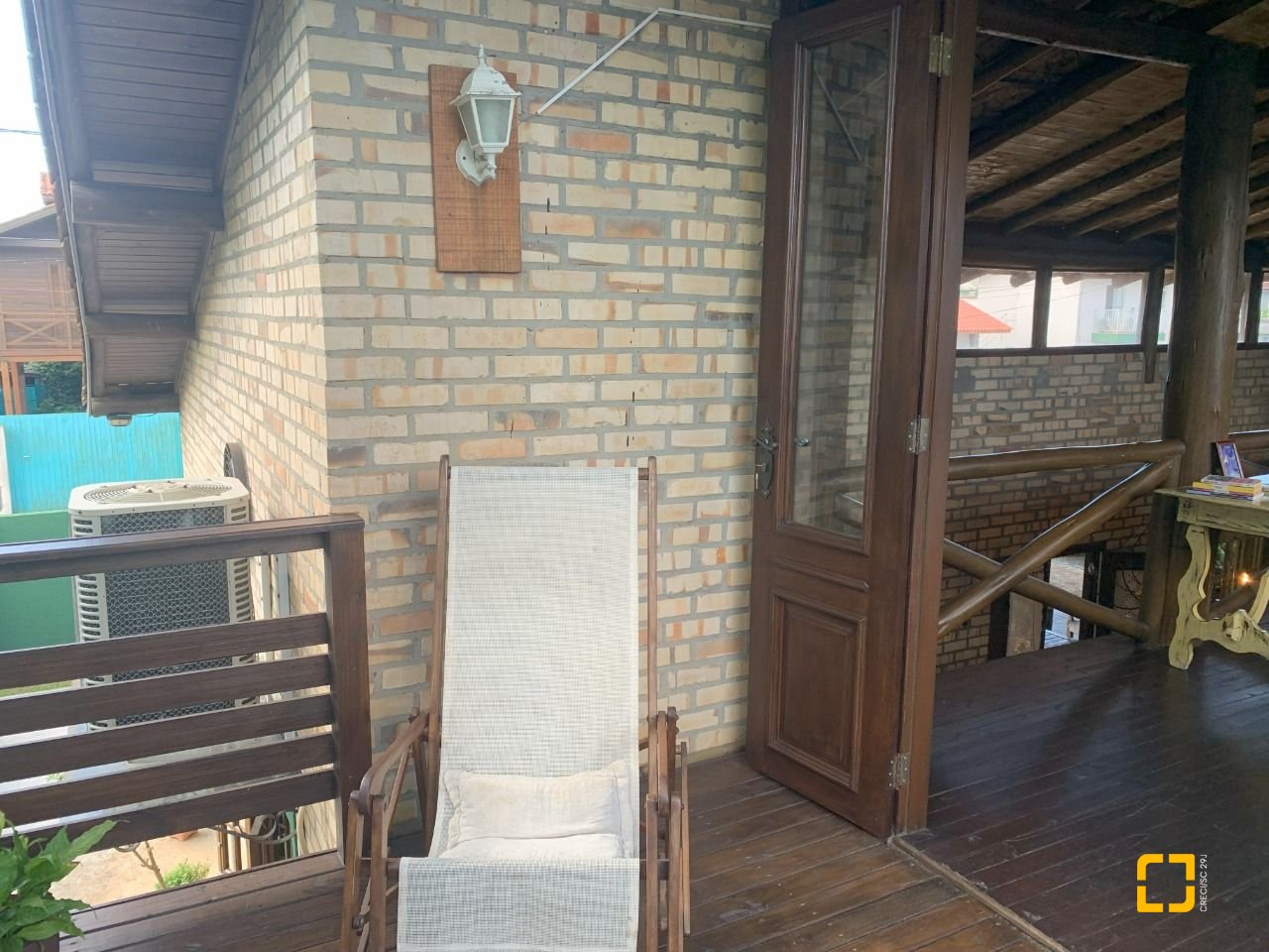 Casa com 157m², 4 quartos (sendo 1 suíte), 4 garagens, no bairro Campeche em Florianópolis