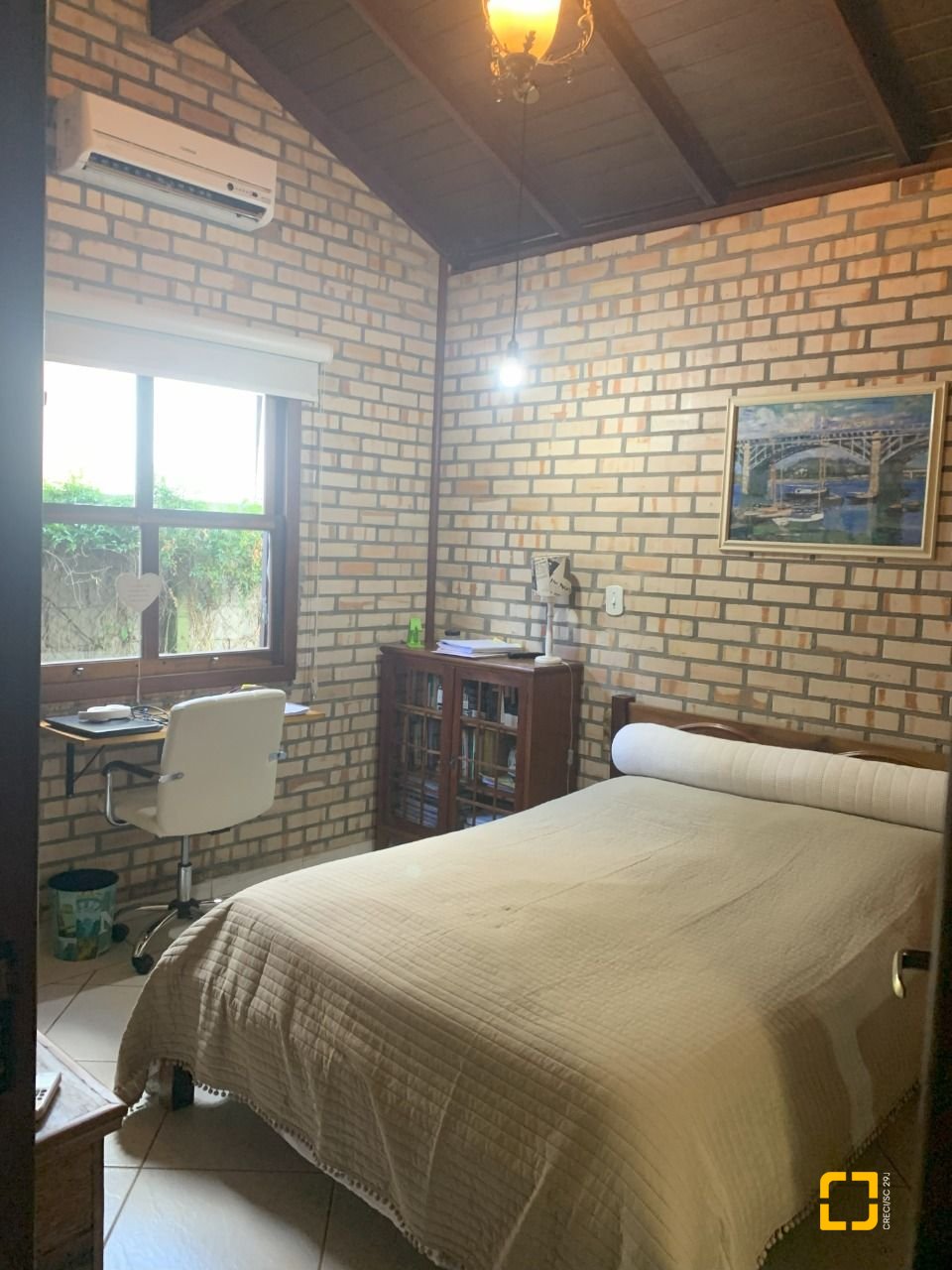 Casa com 157m², 4 quartos (sendo 1 suíte), 4 garagens, no bairro Campeche em Florianópolis