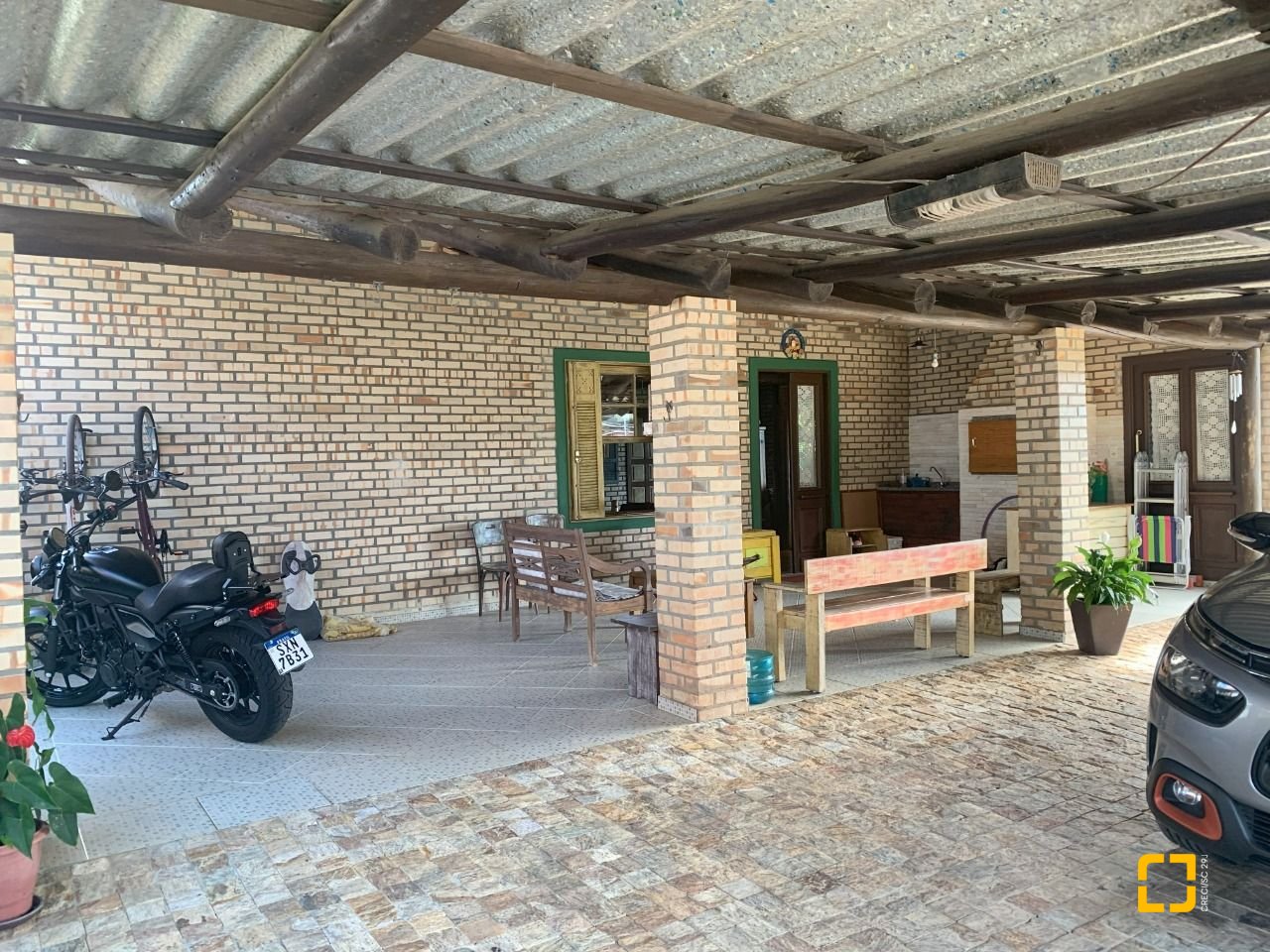Casa com 157m², 4 quartos (sendo 1 suíte), 4 garagens, no bairro Campeche em Florianópolis