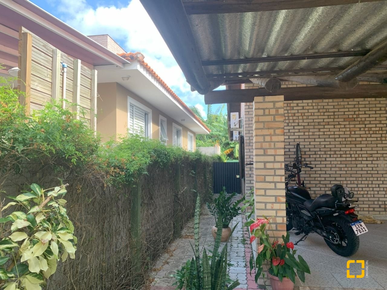 Casa com 157m², 4 quartos (sendo 1 suíte), 4 garagens, no bairro Campeche em Florianópolis