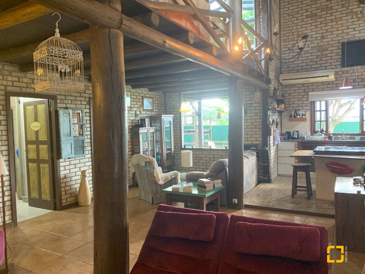 Casa com 157m², 4 quartos (sendo 1 suíte), 4 garagens, no bairro Campeche em Florianópolis