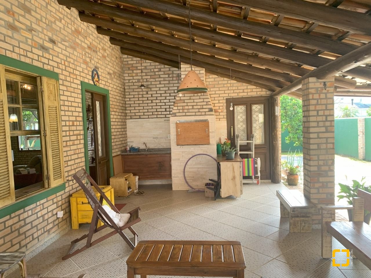 Casa com 157m², 4 quartos (sendo 1 suíte), 4 garagens, no bairro Campeche em Florianópolis