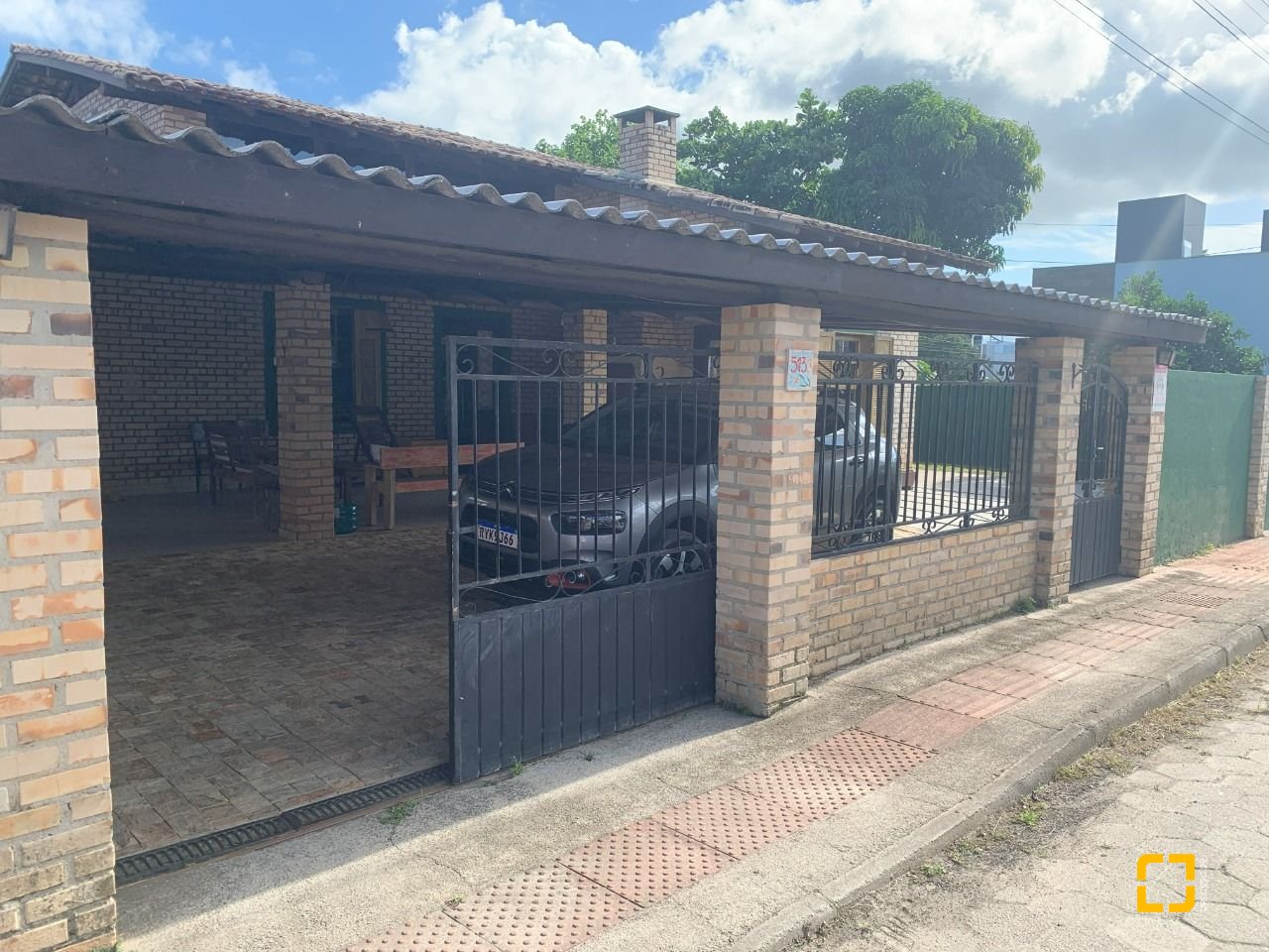 Casa com 157m², 4 quartos (sendo 1 suíte), 4 garagens, no bairro Campeche em Florianópolis