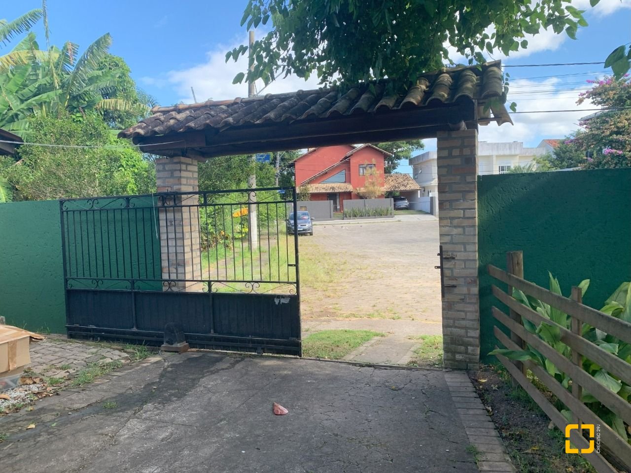 Casa com 157m², 4 quartos (sendo 1 suíte), 4 garagens, no bairro Campeche em Florianópolis