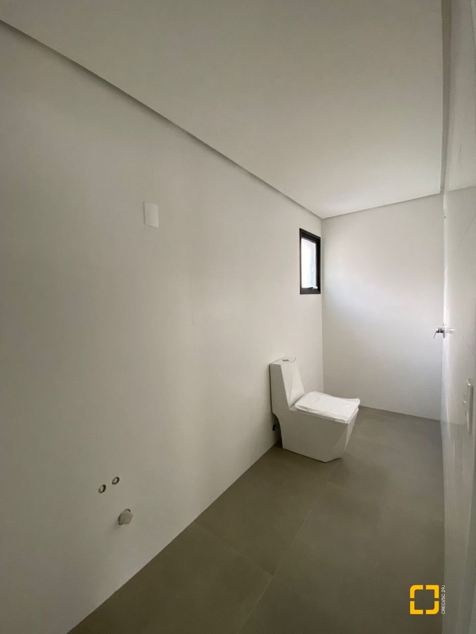 Apartamento com 133m², 5 quartos (sendo 1 suíte), 2 garagens, no bairro Cachoeira do Bom Jesus em Florianópolis