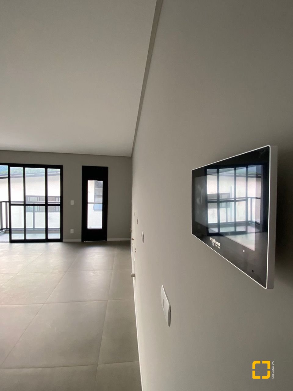 Apartamento com 133m², 5 quartos (sendo 1 suíte), 2 garagens, no bairro Cachoeira do Bom Jesus em Florianópolis