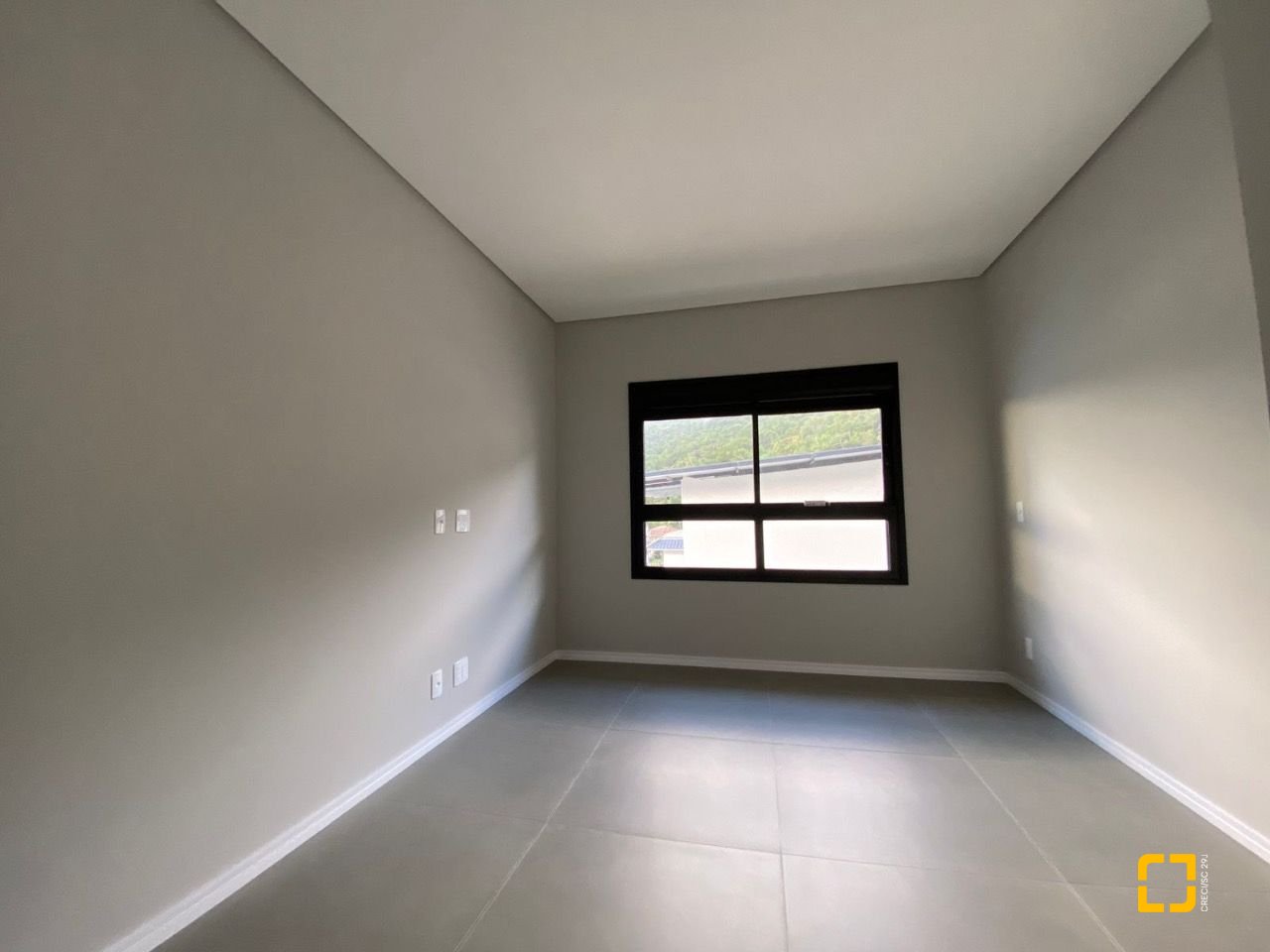 Apartamento com 133m², 5 quartos (sendo 1 suíte), 2 garagens, no bairro Cachoeira do Bom Jesus em Florianópolis