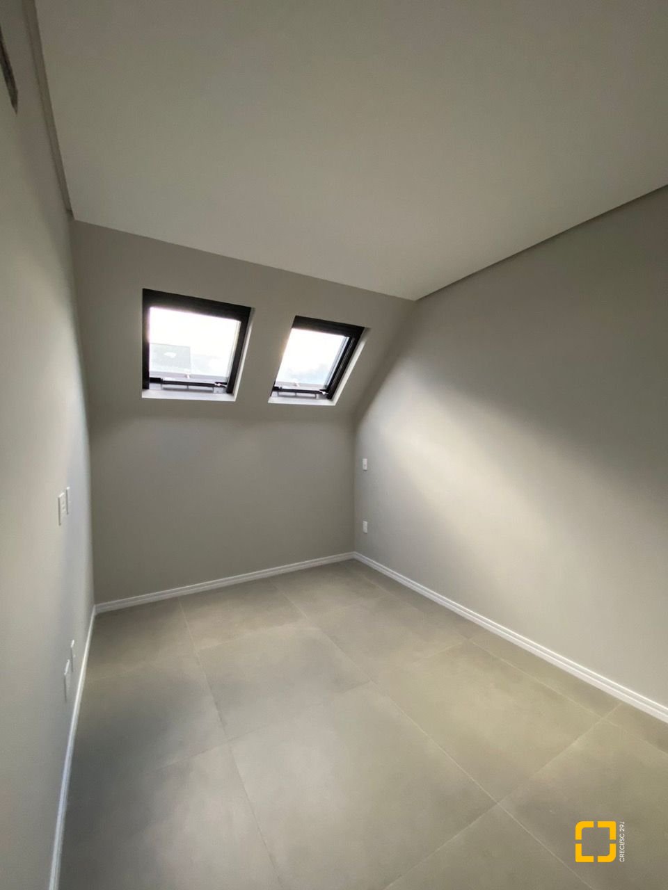 Apartamento com 133m², 5 quartos (sendo 1 suíte), 2 garagens, no bairro Cachoeira do Bom Jesus em Florianópolis