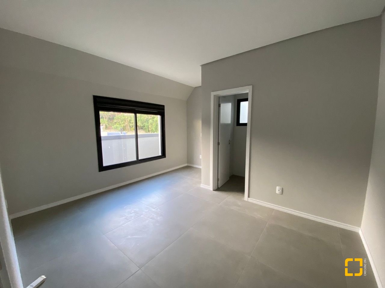 Apartamento com 133m², 5 quartos (sendo 1 suíte), 2 garagens, no bairro Cachoeira do Bom Jesus em Florianópolis