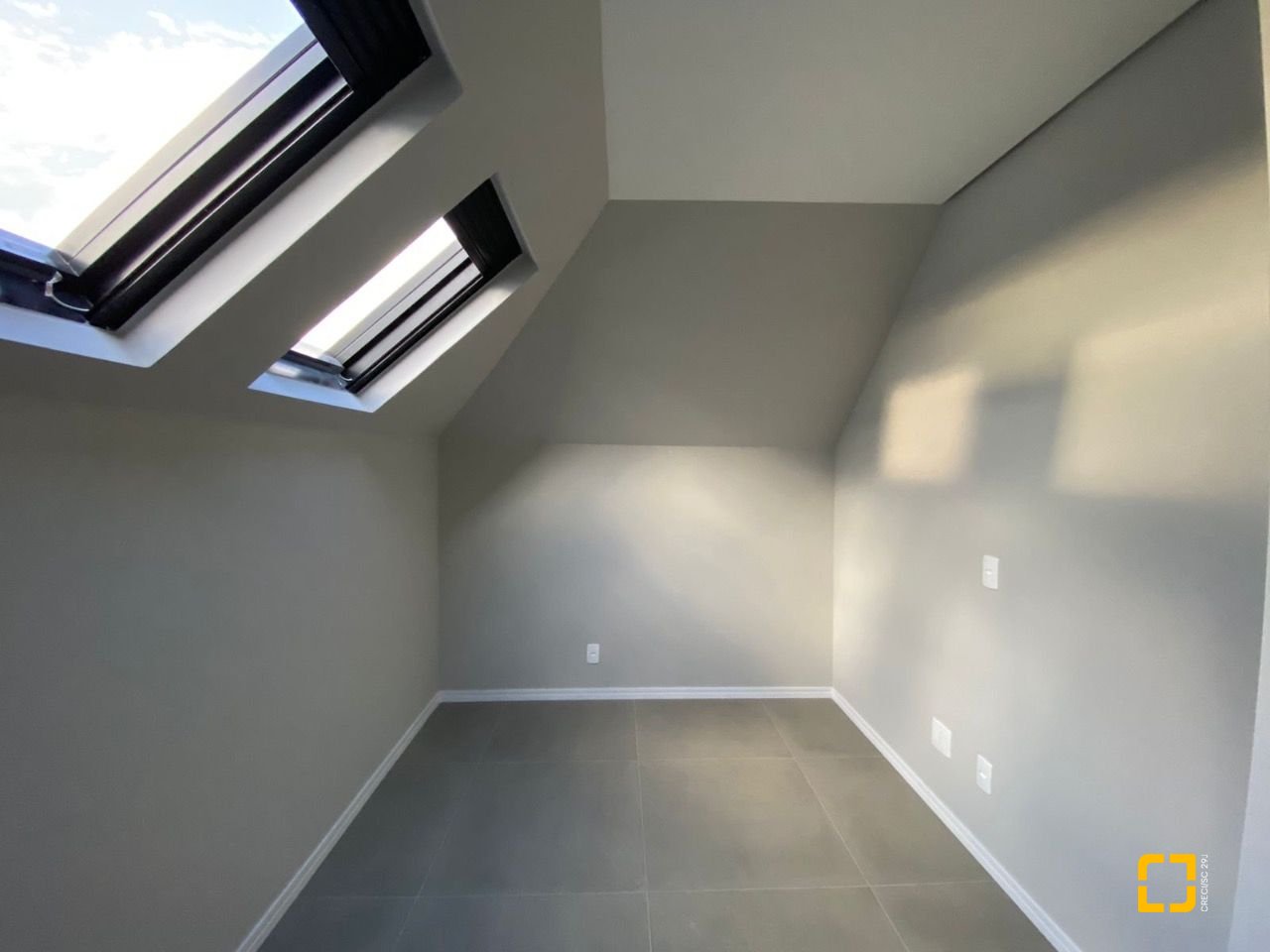 Apartamento com 133m², 5 quartos (sendo 1 suíte), 2 garagens, no bairro Cachoeira do Bom Jesus em Florianópolis