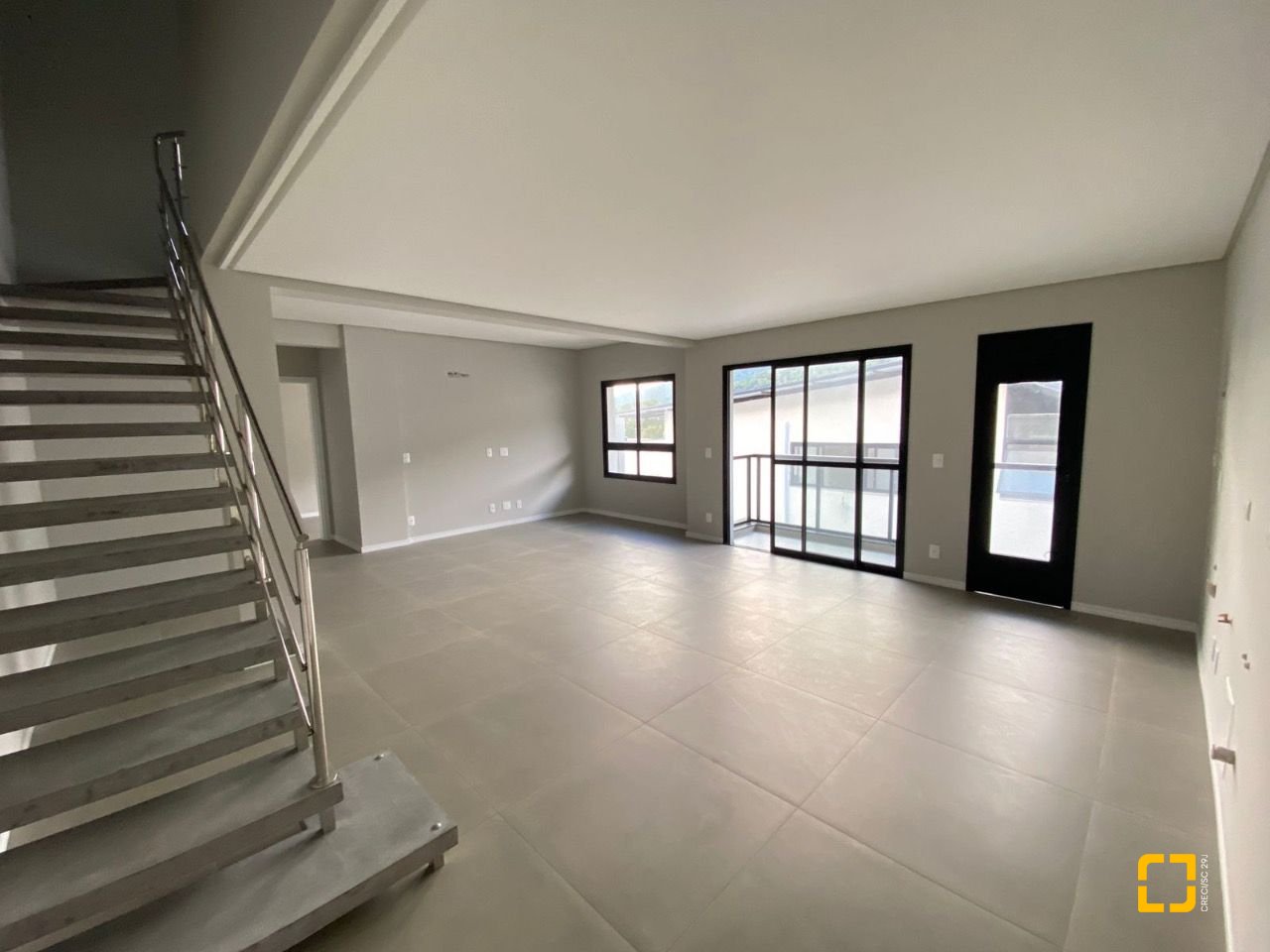 Apartamento com 133m², 5 quartos (sendo 1 suíte), 2 garagens, no bairro Cachoeira do Bom Jesus em Florianópolis