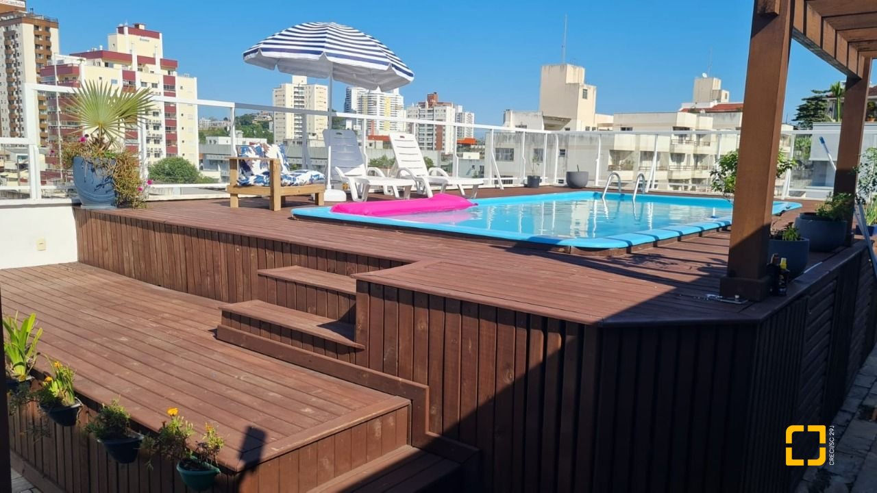 Cobertura com 132m², 6 quartos (sendo 1 suíte), 1 garagem, no bairro Estreito em Florianópolis