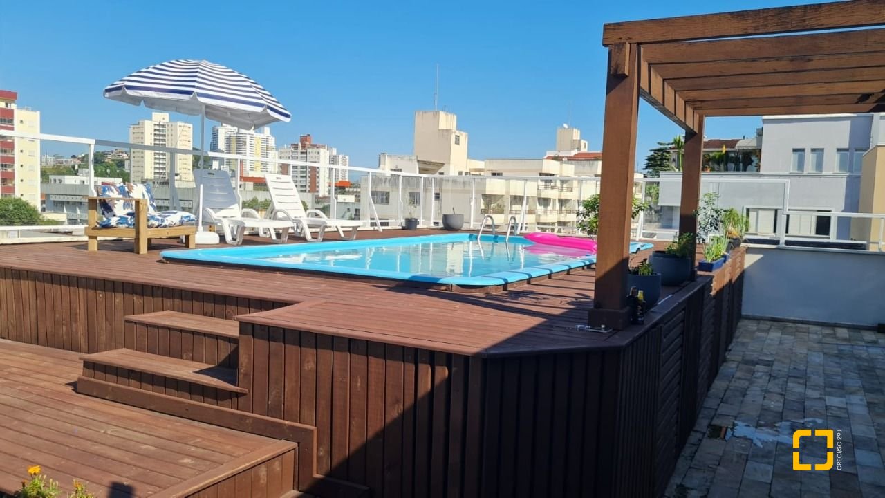 Cobertura com 132m², 6 quartos (sendo 1 suíte), 1 garagem, no bairro Estreito em Florianópolis