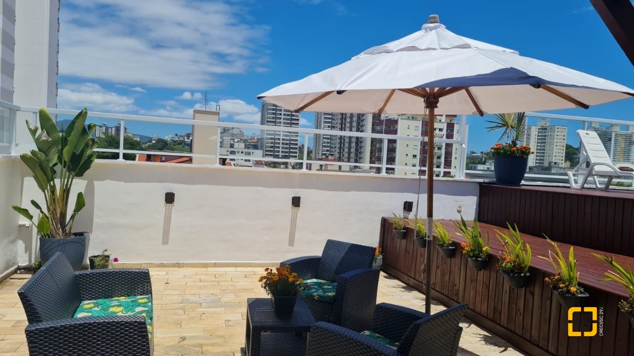Cobertura com 132m², 6 quartos (sendo 1 suíte), 1 garagem, no bairro Estreito em Florianópolis