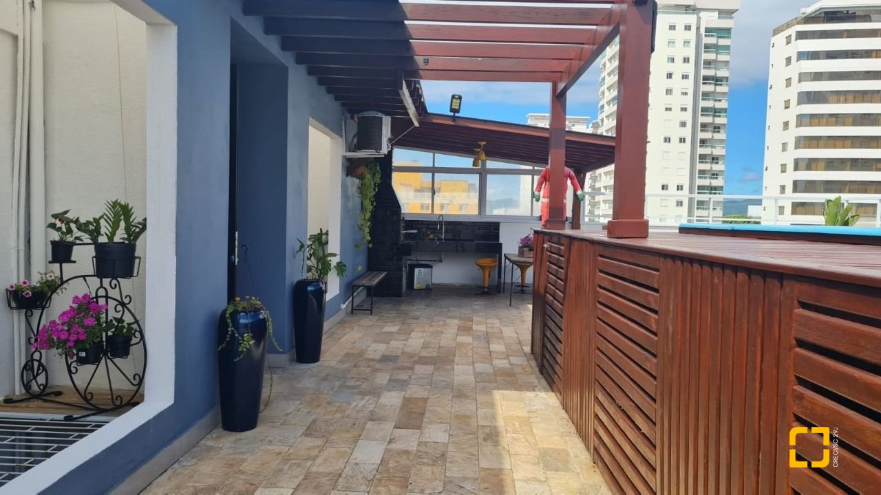Cobertura com 132m², 6 quartos (sendo 1 suíte), 1 garagem, no bairro Estreito em Florianópolis