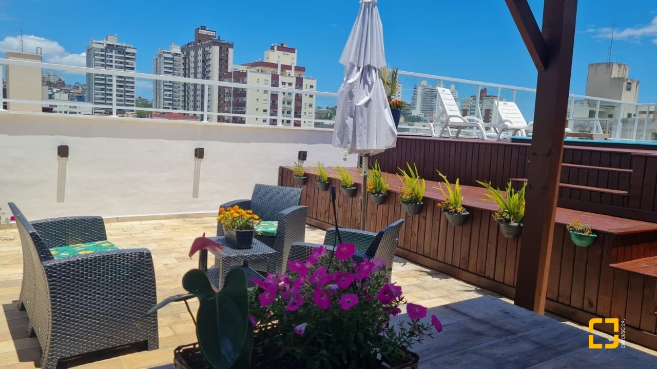 Cobertura com 132m², 6 quartos (sendo 1 suíte), 1 garagem, no bairro Estreito em Florianópolis