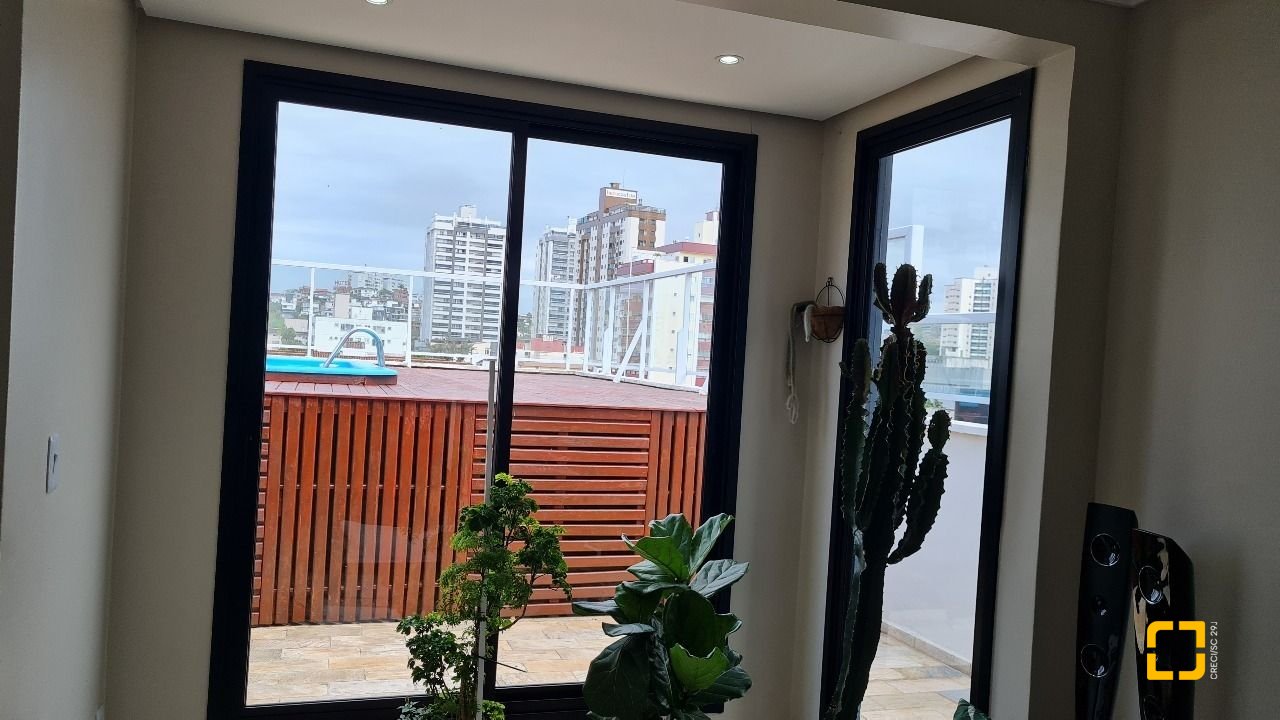 Cobertura com 132m², 6 quartos (sendo 1 suíte), 1 garagem, no bairro Estreito em Florianópolis