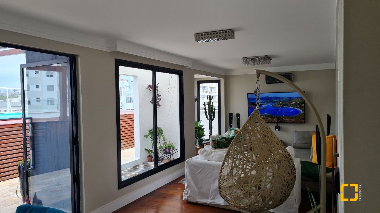 Cobertura com 132m², 6 quartos (sendo 1 suíte), 1 garagem, no bairro Estreito em Florianópolis