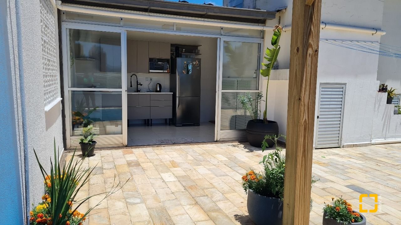 Cobertura com 132m², 6 quartos (sendo 1 suíte), 1 garagem, no bairro Estreito em Florianópolis