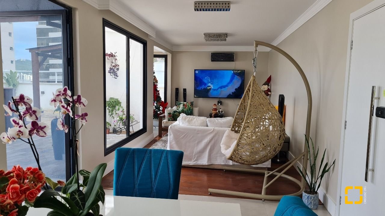 Cobertura com 132m², 6 quartos (sendo 1 suíte), 1 garagem, no bairro Estreito em Florianópolis