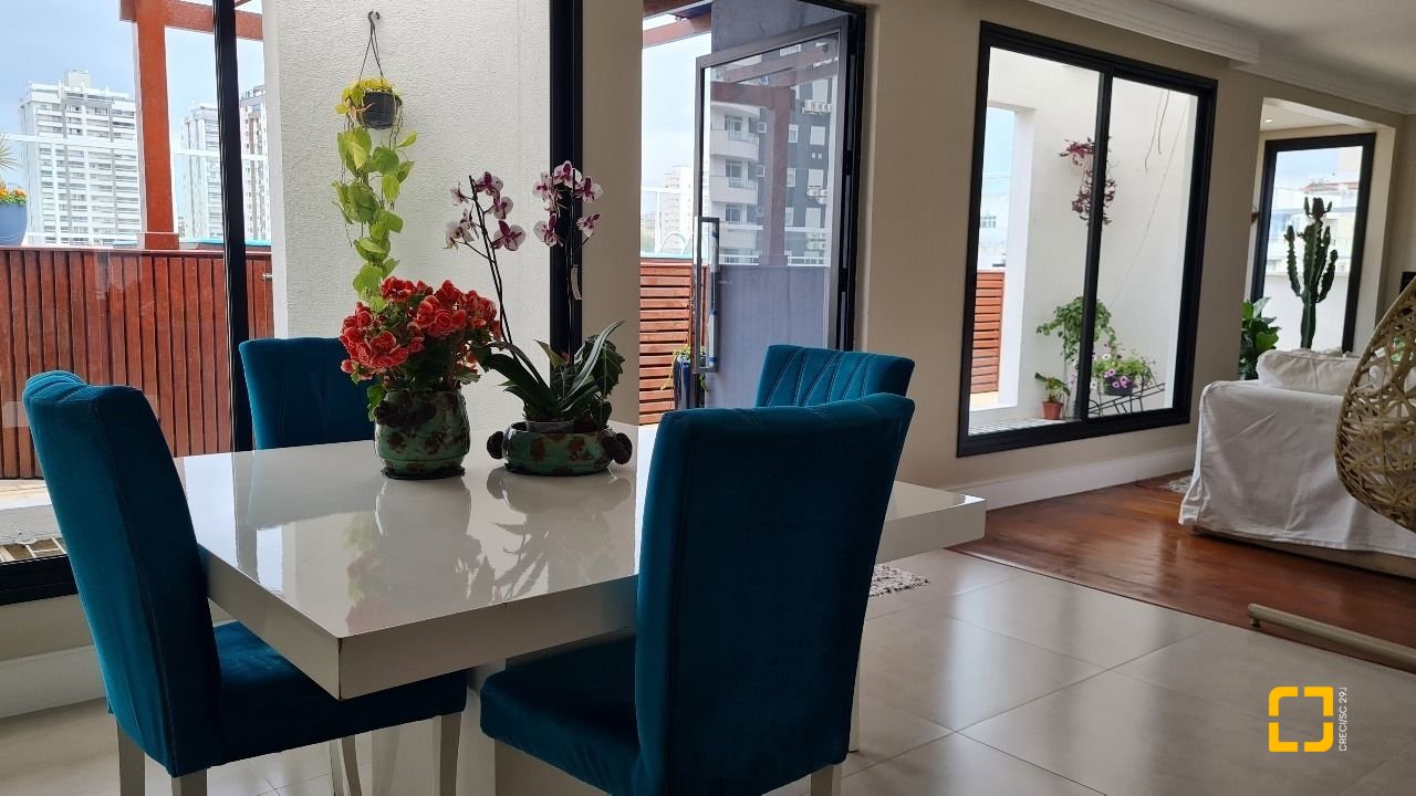 Cobertura com 132m², 6 quartos (sendo 1 suíte), 1 garagem, no bairro Estreito em Florianópolis