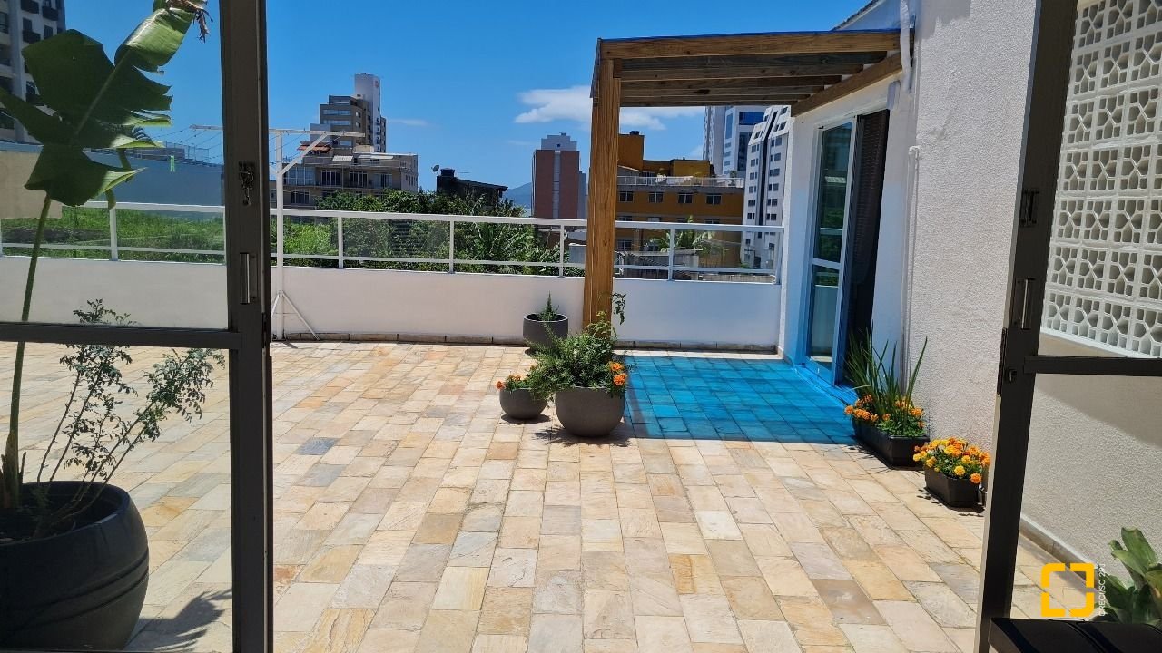 Cobertura com 132m², 6 quartos (sendo 1 suíte), 1 garagem, no bairro Estreito em Florianópolis