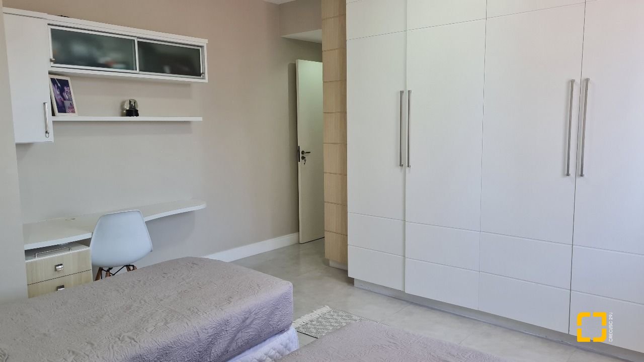 Cobertura com 132m², 6 quartos (sendo 1 suíte), 1 garagem, no bairro Estreito em Florianópolis