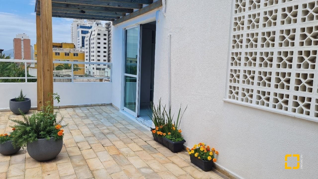Cobertura com 132m², 6 quartos (sendo 1 suíte), 1 garagem, no bairro Estreito em Florianópolis