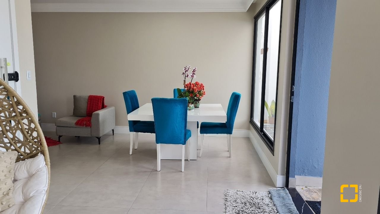 Cobertura com 132m², 6 quartos (sendo 1 suíte), 1 garagem, no bairro Estreito em Florianópolis