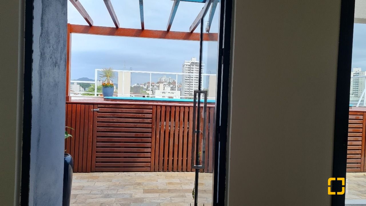 Cobertura com 132m², 6 quartos (sendo 1 suíte), 1 garagem, no bairro Estreito em Florianópolis